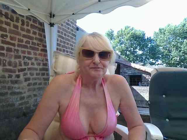 BlondMilfTascha webcam