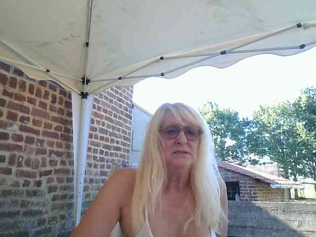 BlondMilfTascha webcam