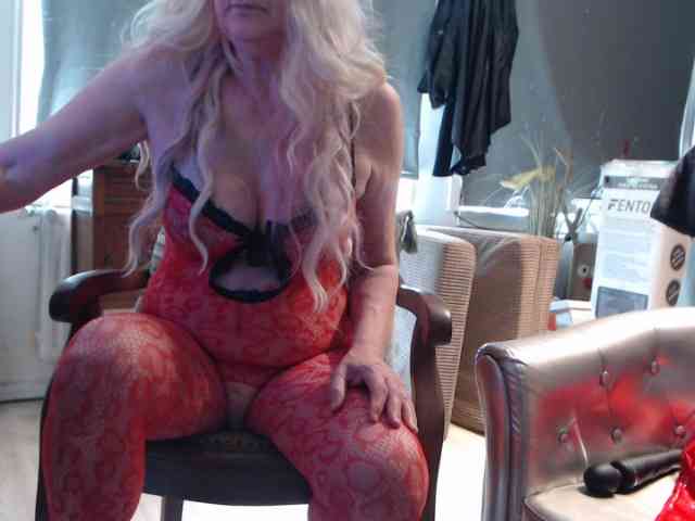 BlondMilfTascha webcam
