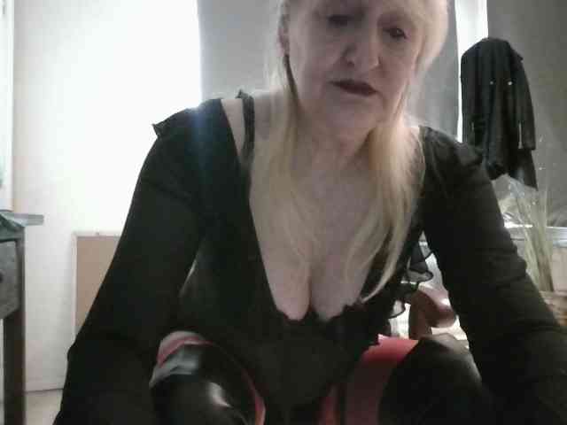 Model: BlondMilfTascha