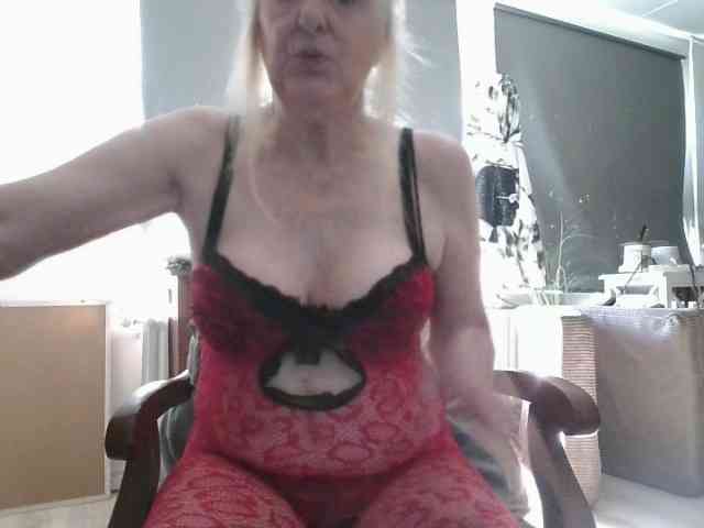 BlondMilfTascha webcam