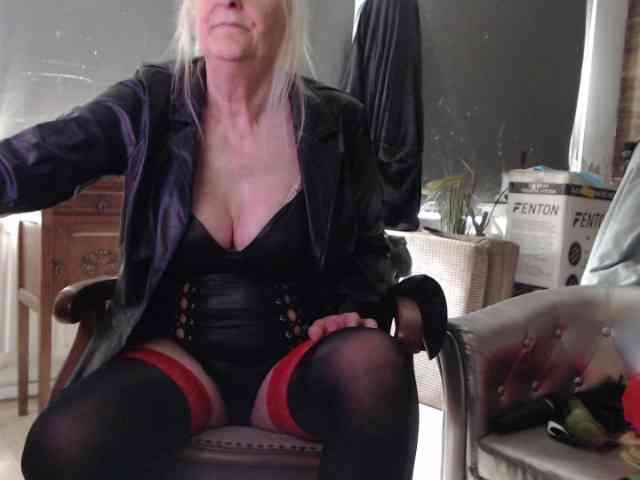 Model: BlondMilfTascha