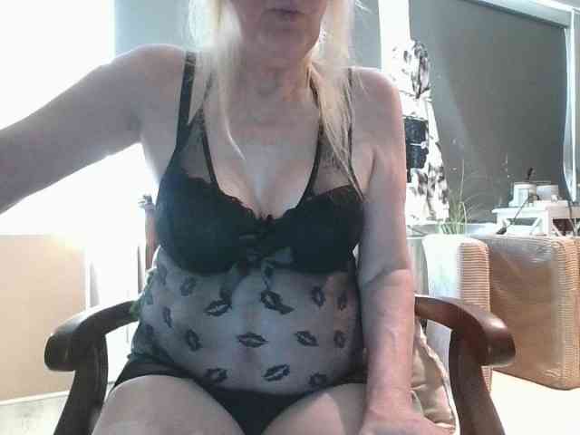 Model: BlondMilfTascha