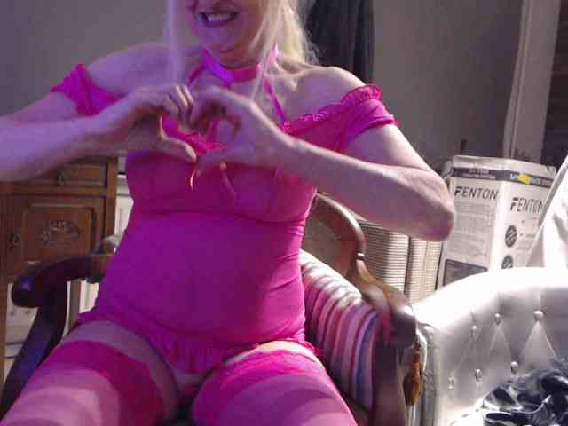 BlondMilfTascha webcam