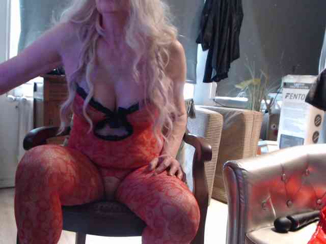 Model: BlondMilfTascha
