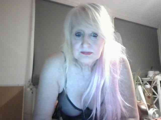 Model: BlondMilfTascha