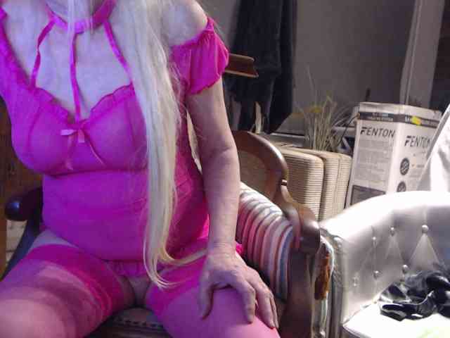 BlondMilfTascha webcam