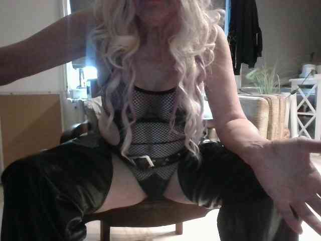 BlondMilfTascha live female cam on bongacams