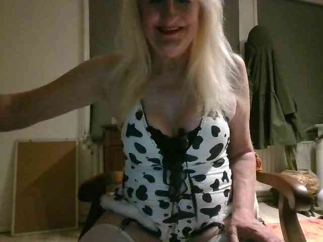 BlondMilfTascha webcam