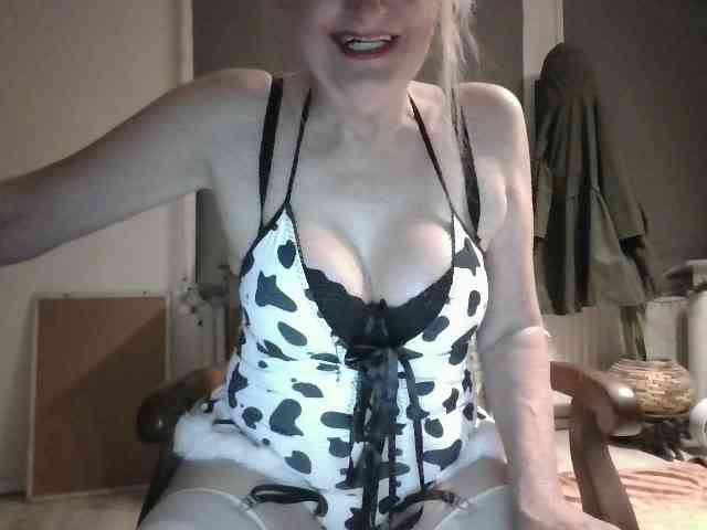 BlondMilfTascha webcam