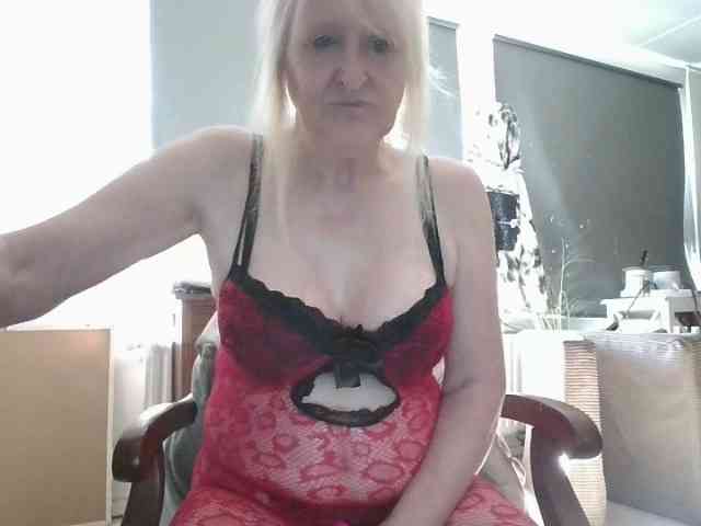 BlondMilfTascha webcam