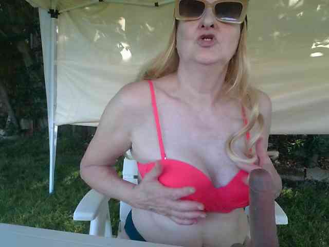 BlondMilfTascha webcam
