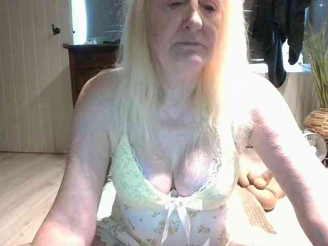 Model: BlondMilfTascha