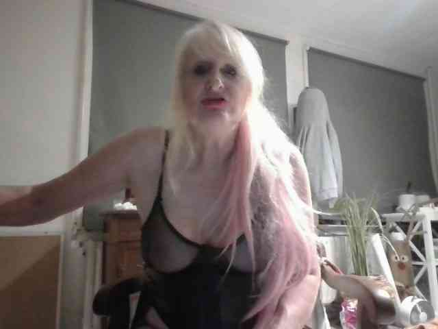 BlondMilfTascha webcam