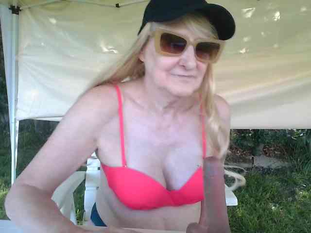 BlondMilfTascha webcam