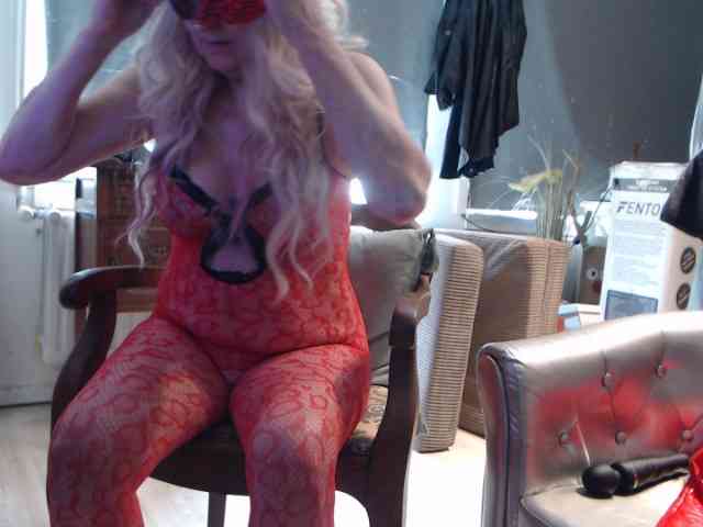 Model: BlondMilfTascha