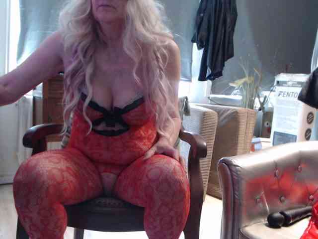 Model: BlondMilfTascha