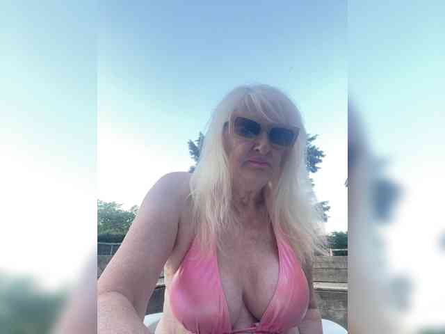 Model: BlondMilfTascha