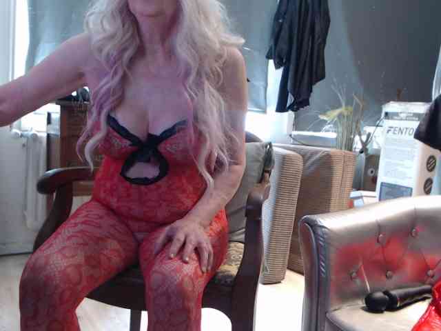 Model: BlondMilfTascha