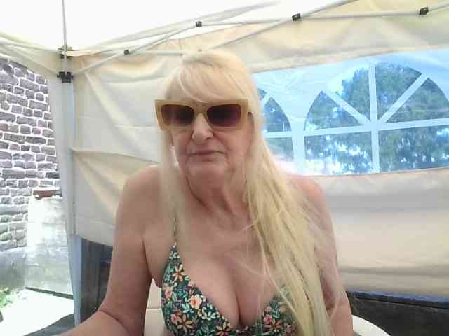 Model: BlondMilfTascha
