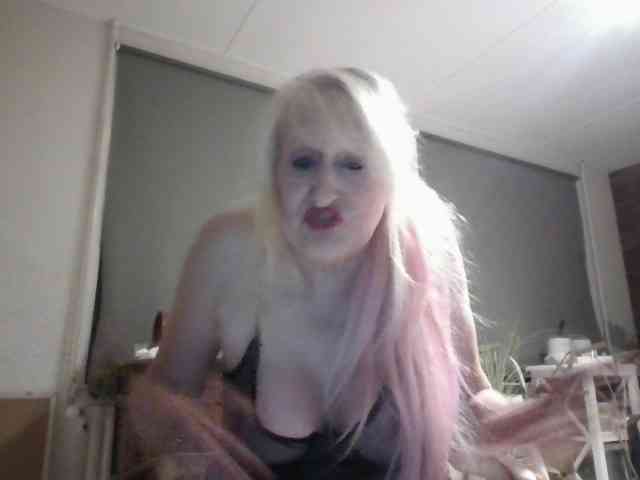 Model: BlondMilfTascha