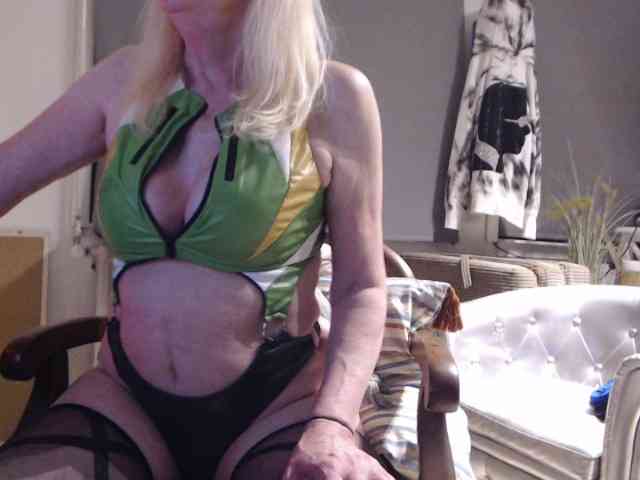 Model: BlondMilfTascha
