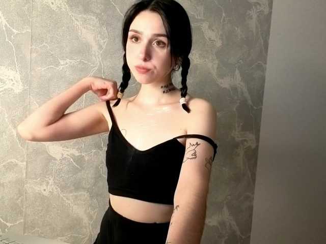 Lola-Aura preview