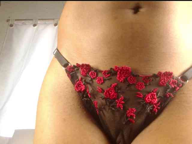 Este modelo está en vivo ahora. antonella-pink