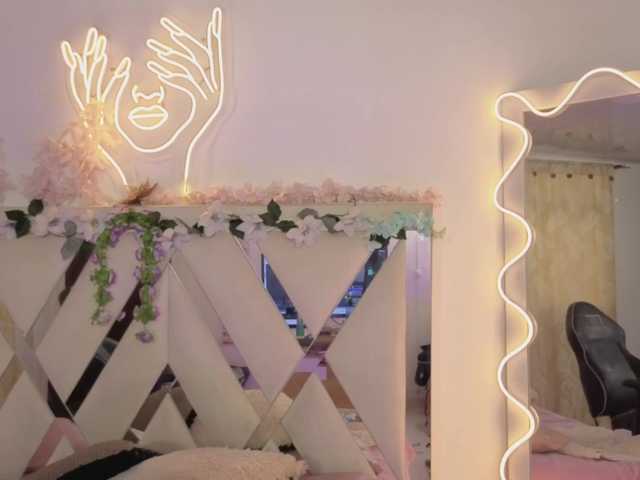 cristalbroke-tay live cam on BongaCams
