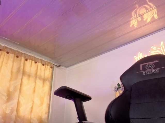 cristalbroke-tay live cam on BongaCams