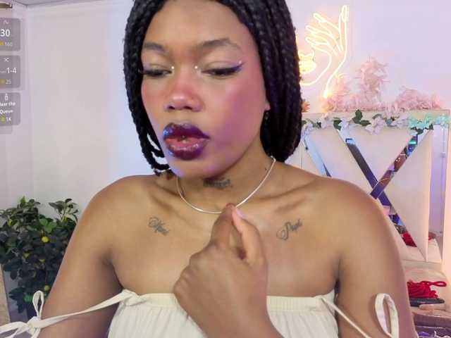 cristalbroke-tay live cam on BongaCams