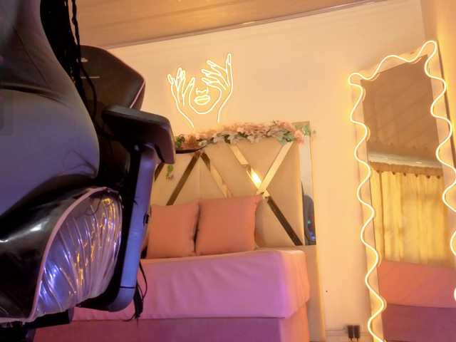 cristalbroke-tay live cam on BongaCams