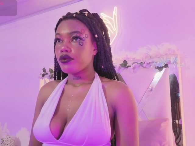 cristalbroke-tay live cam on BongaCams