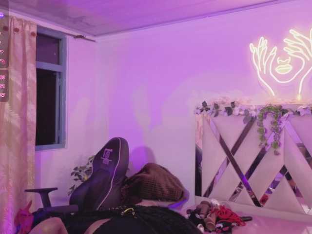cristalbroke-tay live cam on BongaCams