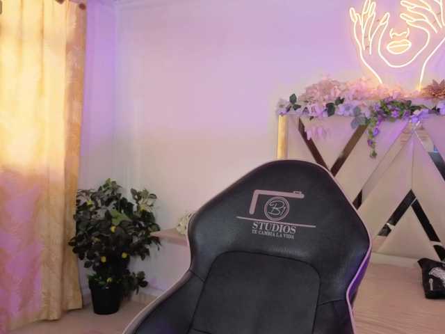 cristalbroke-tay live cam on BongaCams