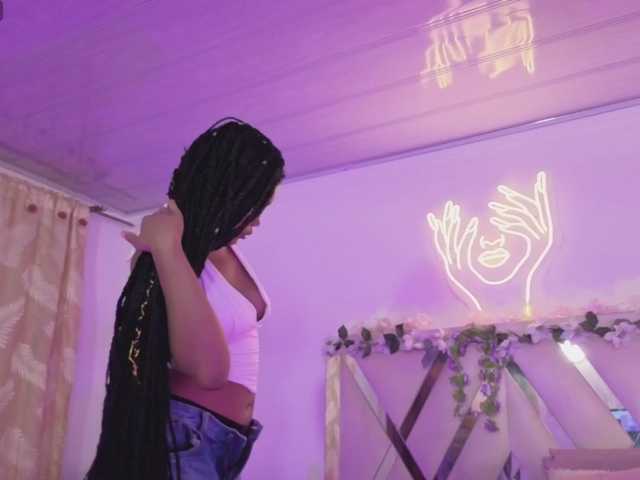 cristalbroke-tay live cam on BongaCams