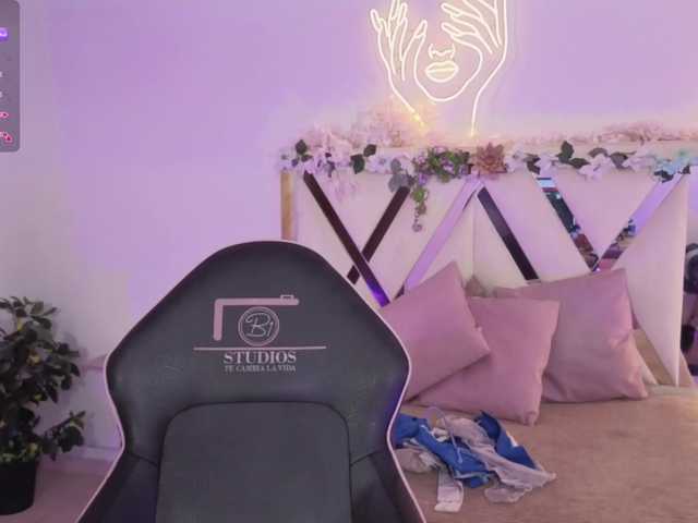 cristalbroke-tay live cam on BongaCams