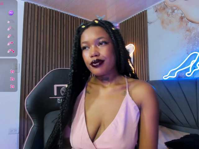 cristalbroke-tay live cam on BongaCams