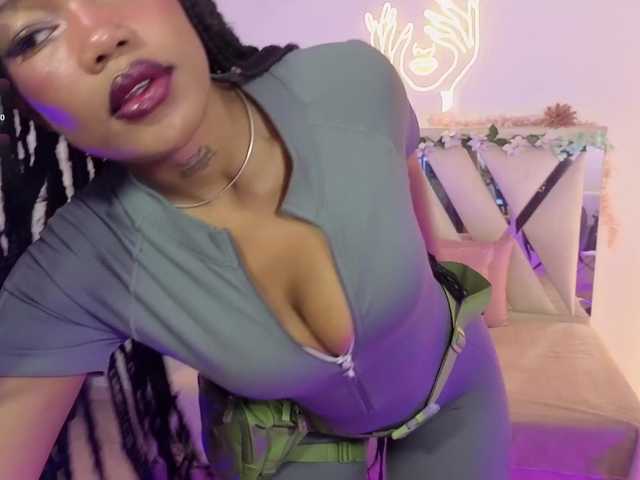 cristalbroke-tay live cam on BongaCams