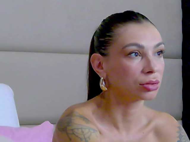 le modèle NicoleeLux est en webcam porno dans un show sur le site bongacams, il possède les tags suivants: White/Caucasian,Brunette,Shaved