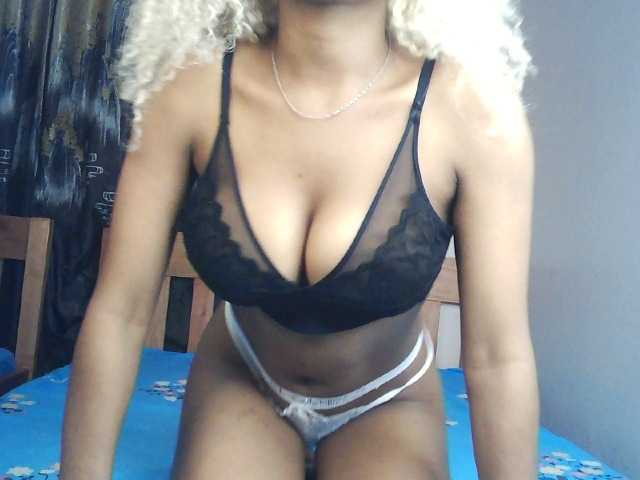 le modèle AlexaLovexo est en webcam porno dans un show sur le site bongacams, il possède les tags suivants: Ebony,Blonde,Shaved