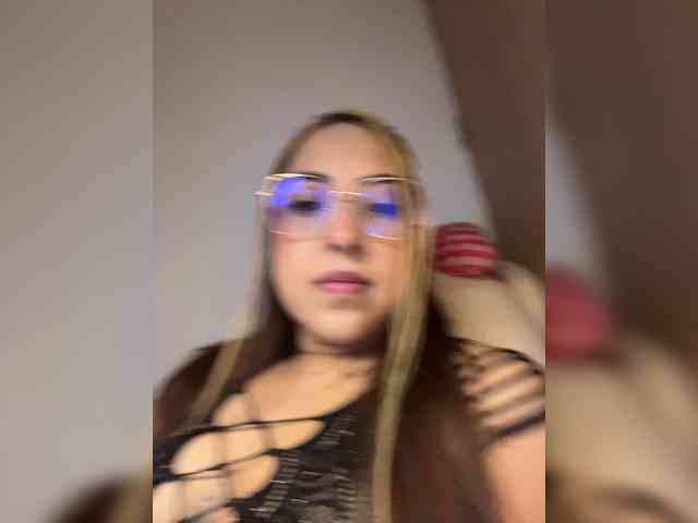 Cute-Tamari webcam