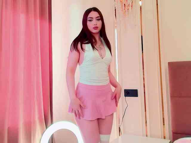This model is live right now. maddieperezzz
