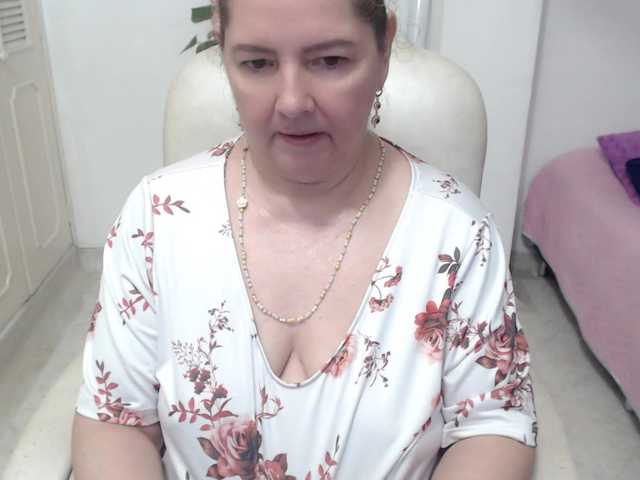 leonela-68 live cam on BongaCams
