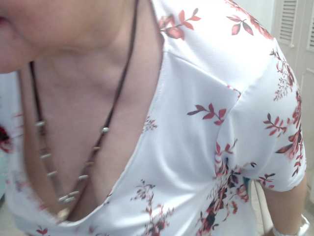 leonela-68 live cam on BongaCams