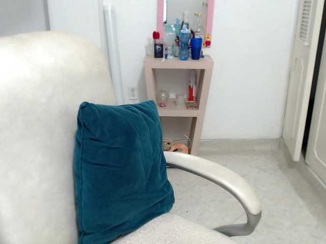 leonela-68 live cam on BongaCams