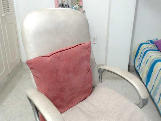 leonela-68 live cam on BongaCams