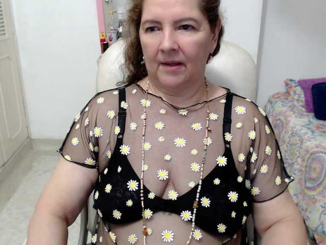 leonela-68 live cam on BongaCams