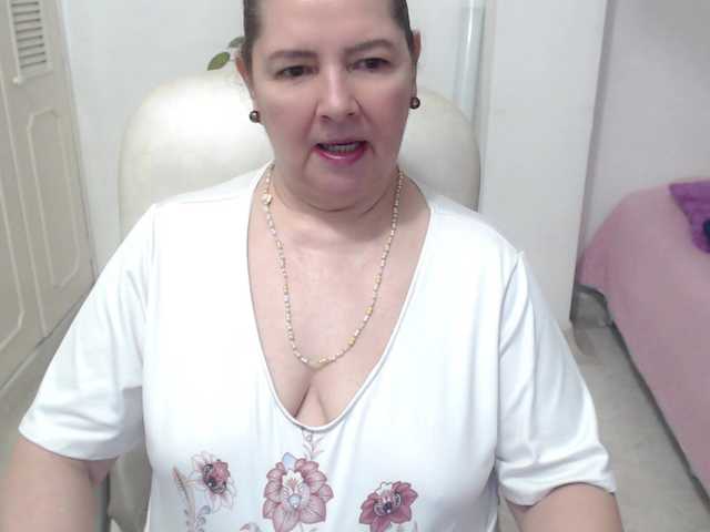 leonela-68 live cam on BongaCams