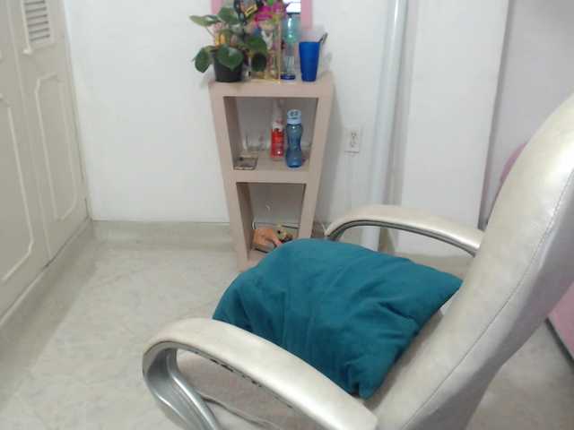 leonela-68 live cam